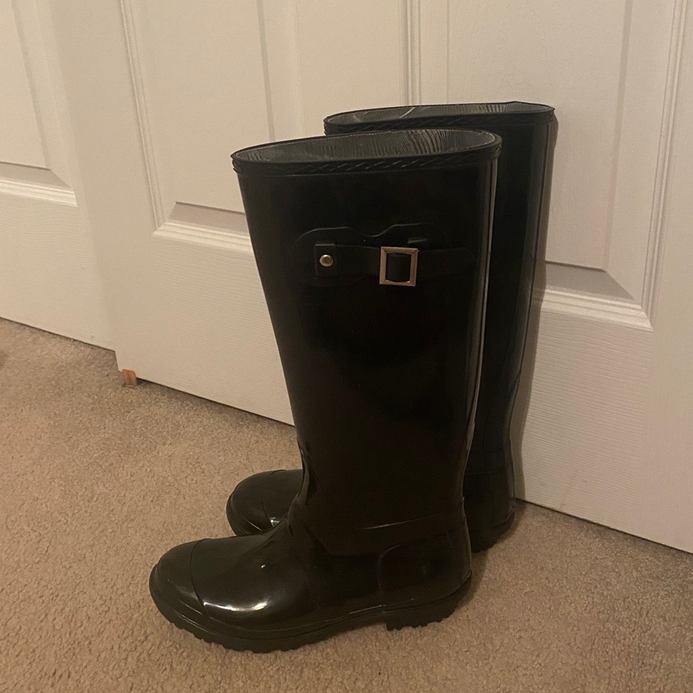 Tall eyelet black rain boots.